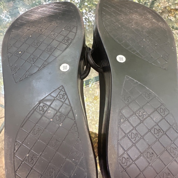 Donald Pliner Fifi Thong Sandals - Black - Size 9 - Picture 5 of 9